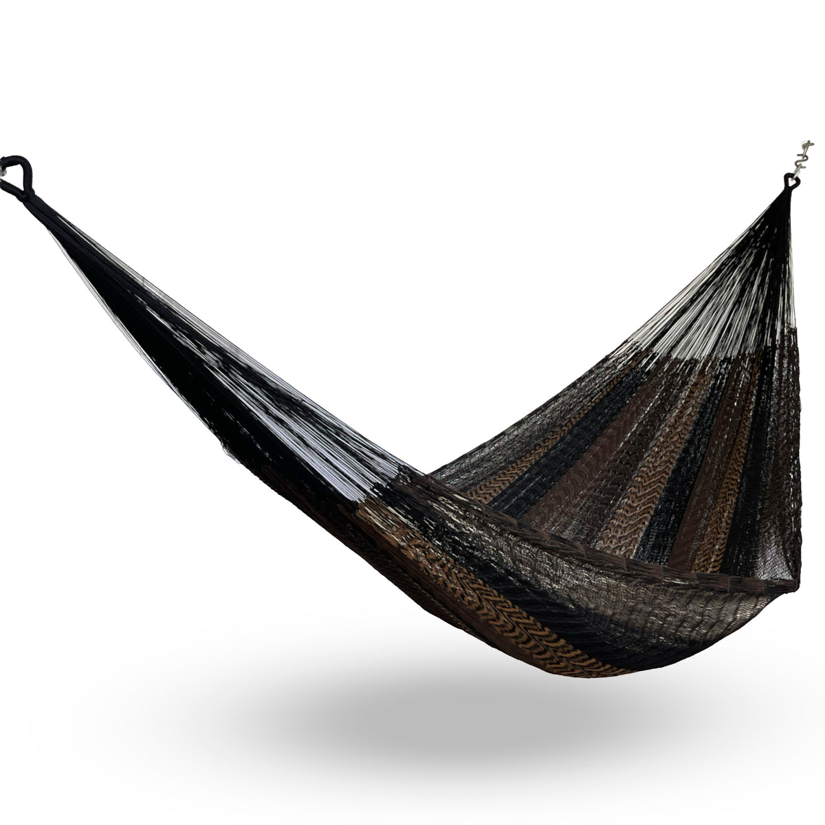 Hamaca yucateca artesanal de nylon suave color café y negro colgada y abierta