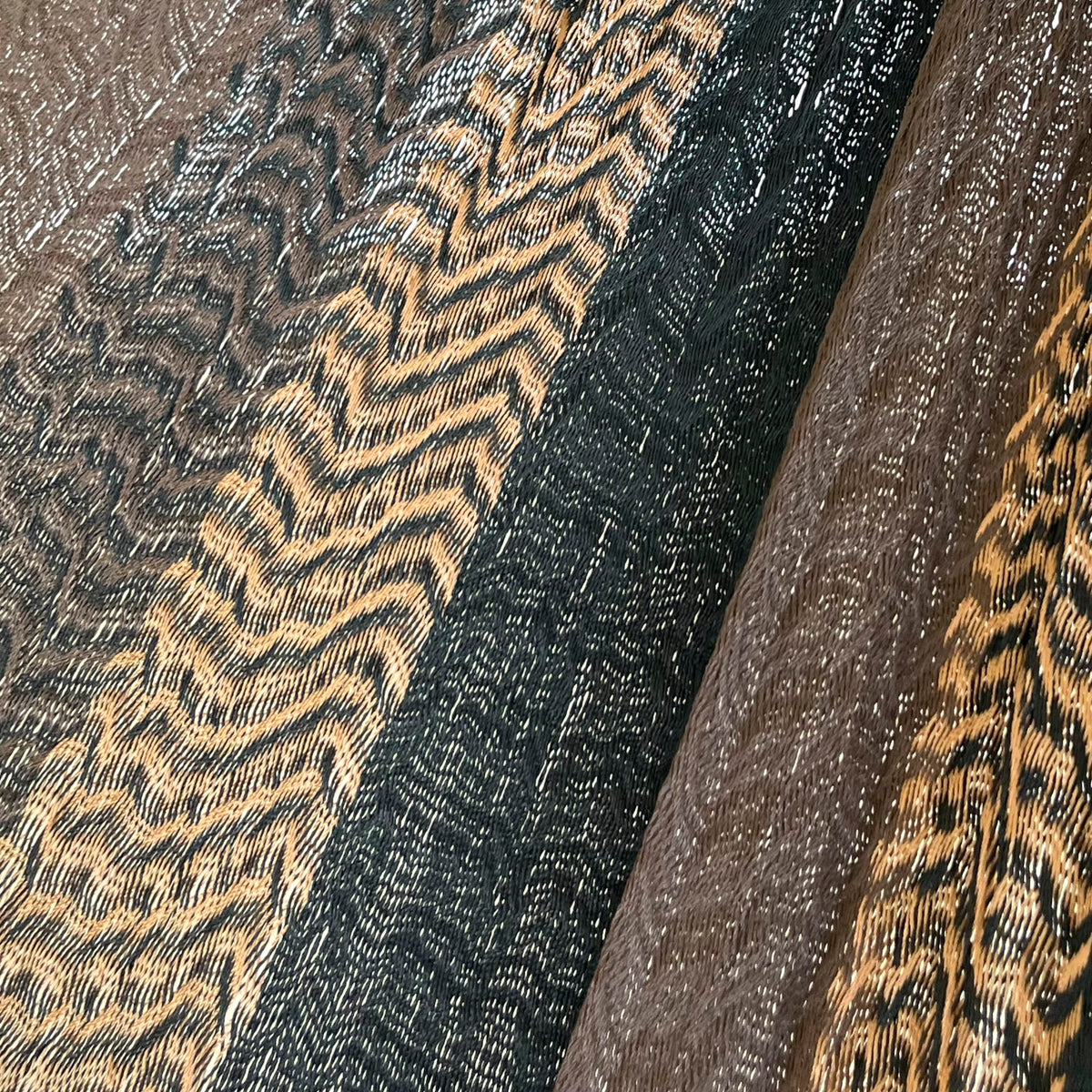 Primer plano del tejido de nylon suave de una hamaca yucateca artesanal color café y negro