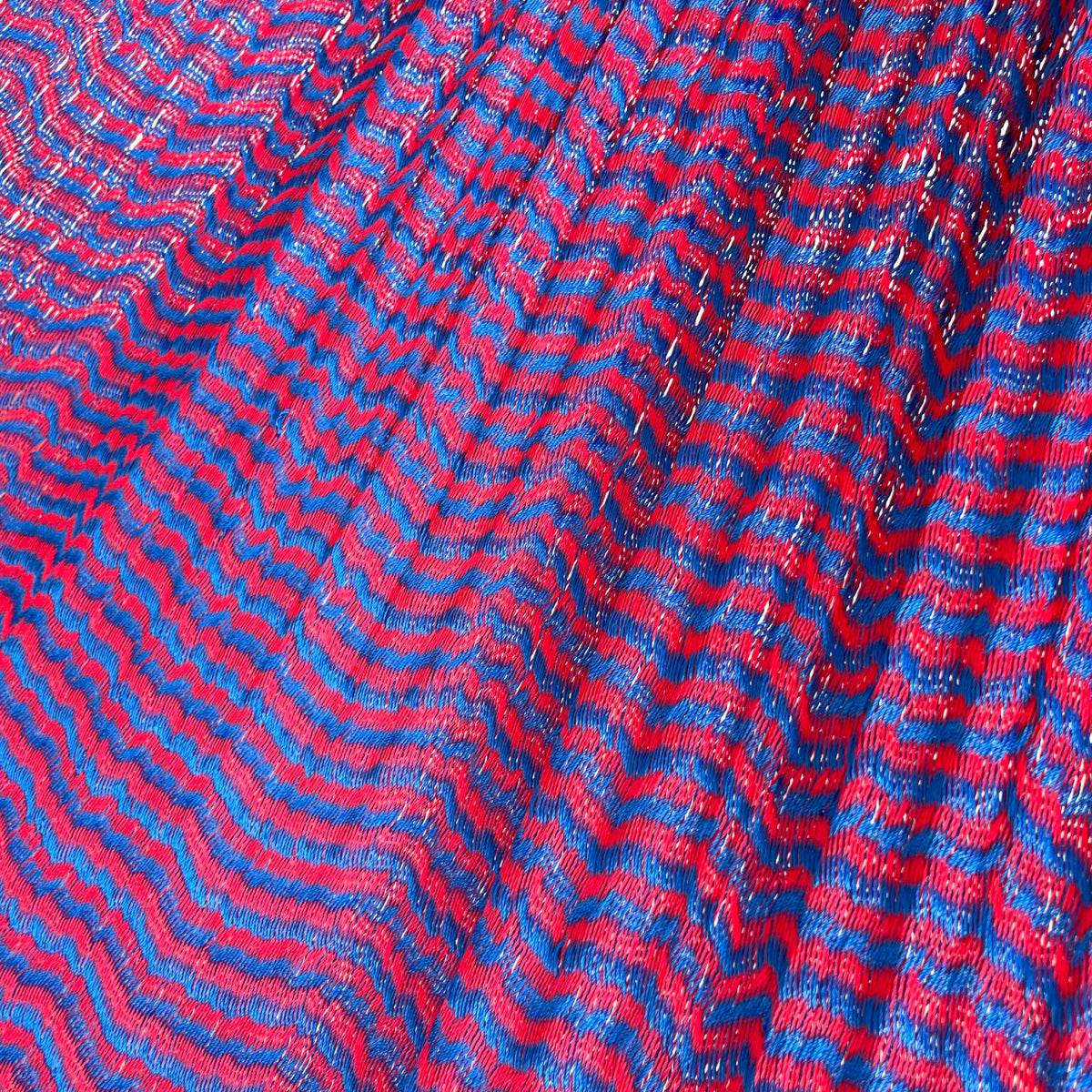 Detalle del tejido de nylon suave de la hamaca Yucateca artesanal rojo y azul.