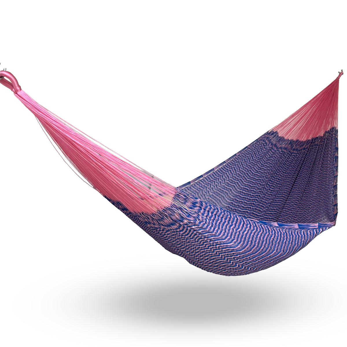 Hamaca yucateca artesanal de nylon suave color rosa y azul colgada y abierta