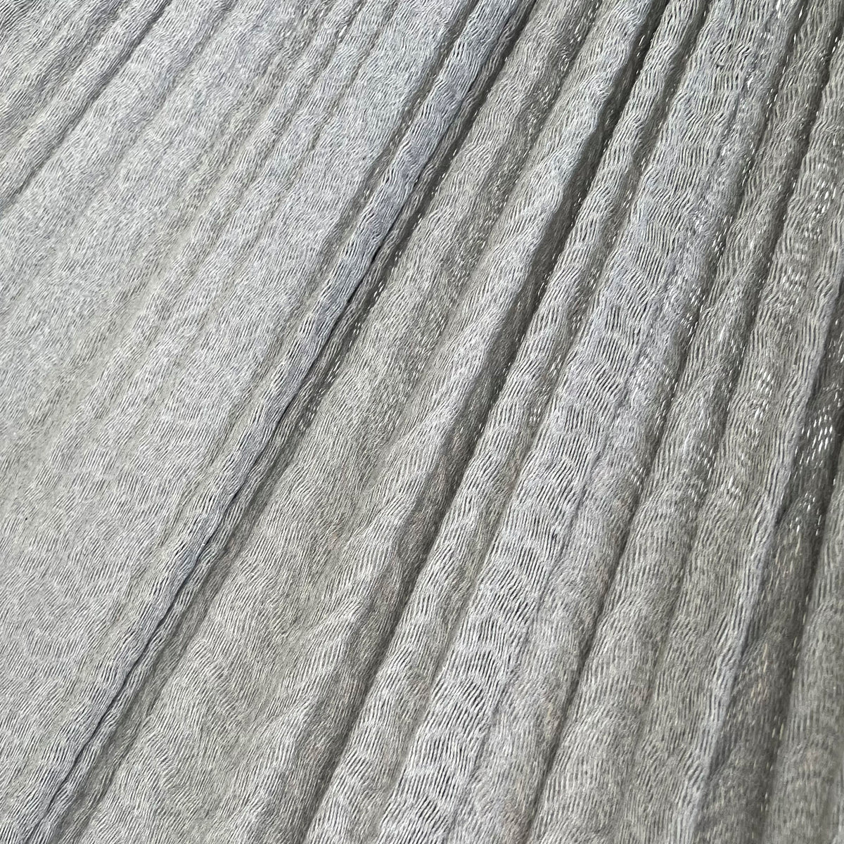 Detalle del tejido de algodón de la hamaca Yucateca artesanal King Size gris.