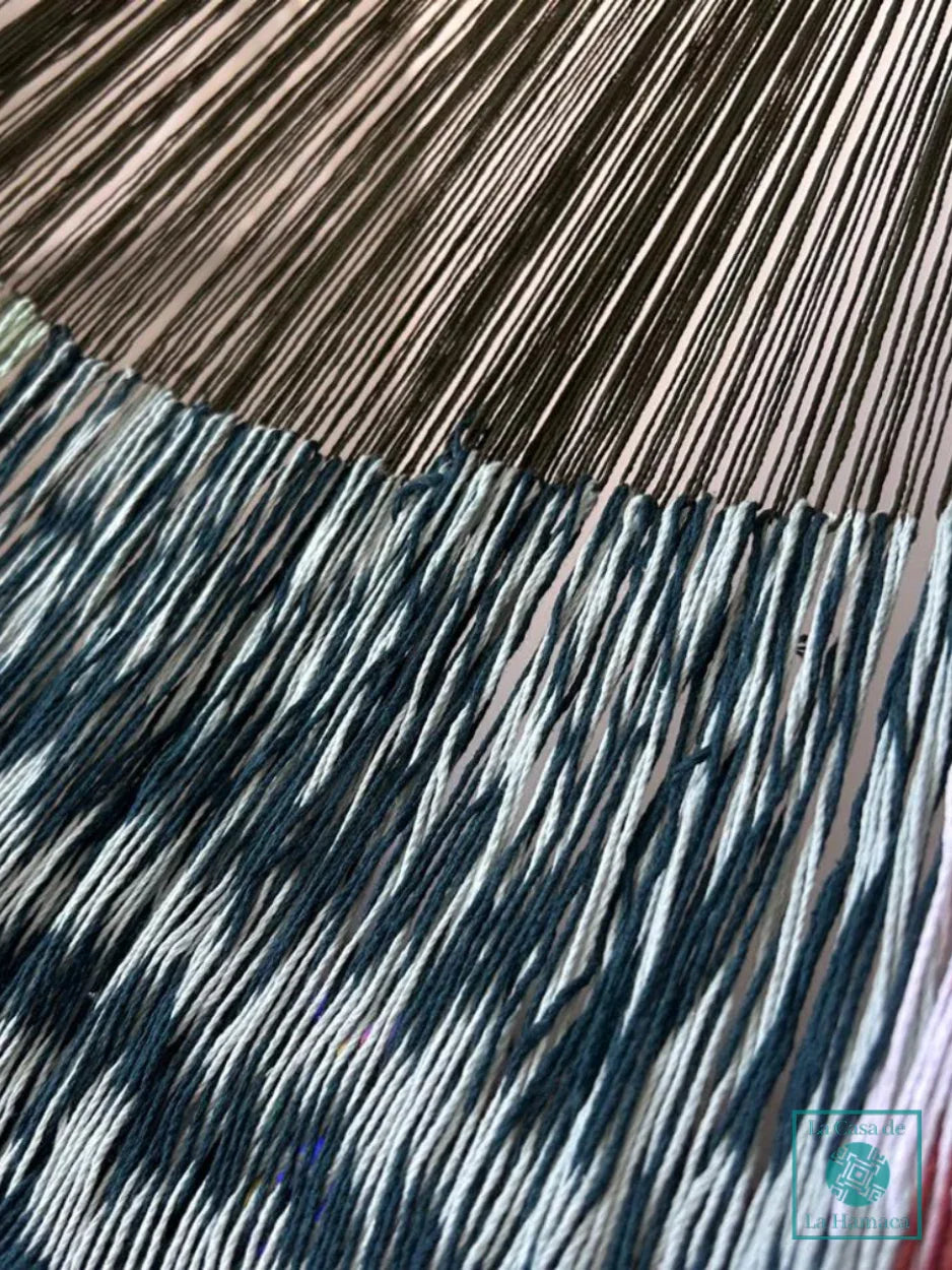 Unión entre cuerpo y brazo de hamaca Yucateca artesanal de algodón suave modelo Arcoíris