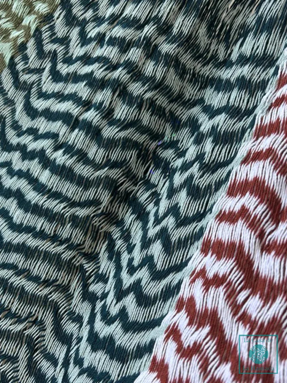 Detalle del tejido de algodón suave de la hamaca Yucateca artesanal modelo Arcoíris