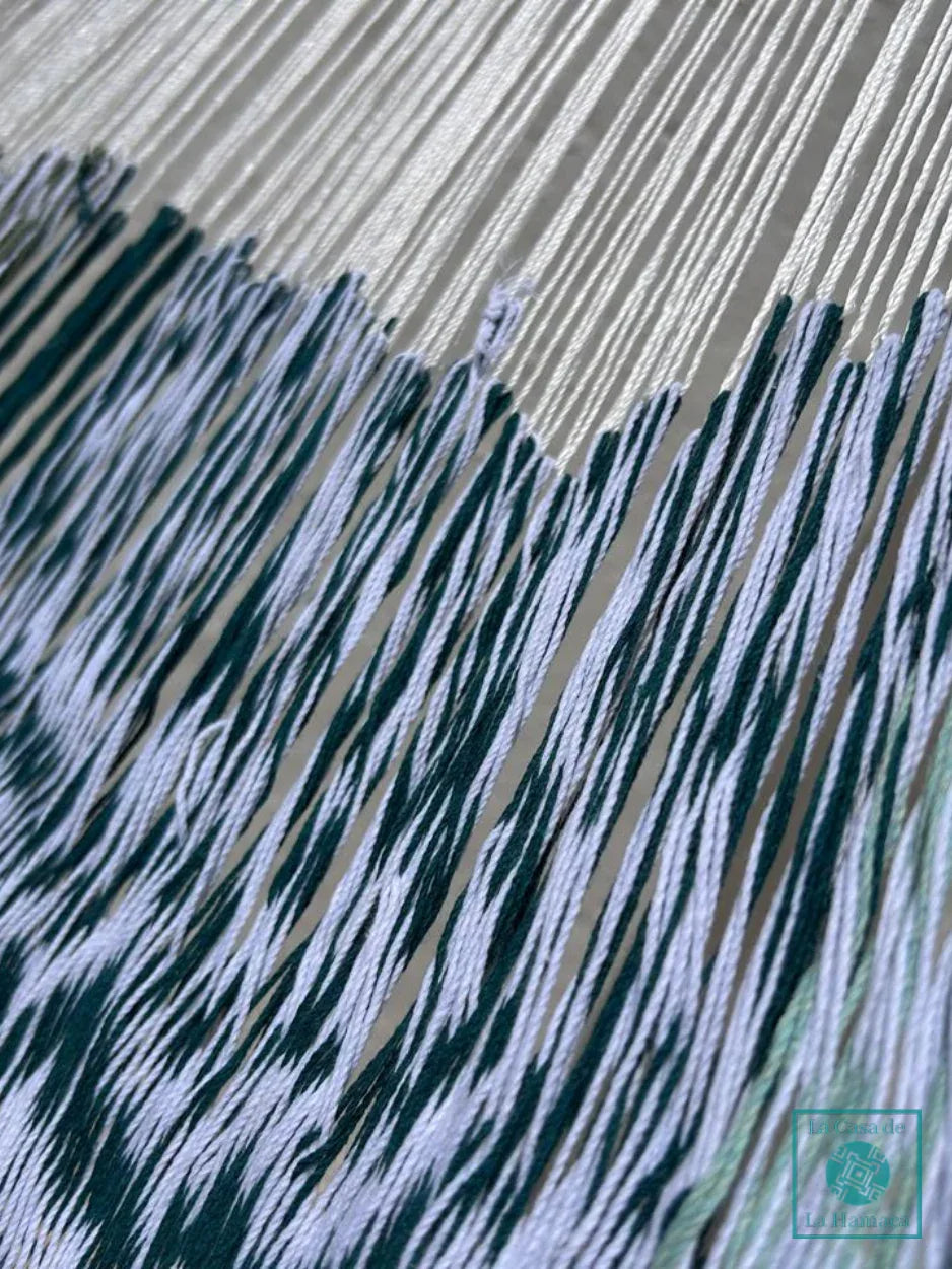 Unión entre cuerpo y brazo de hamaca Yucateca artesanal de algodón suave tonos azules