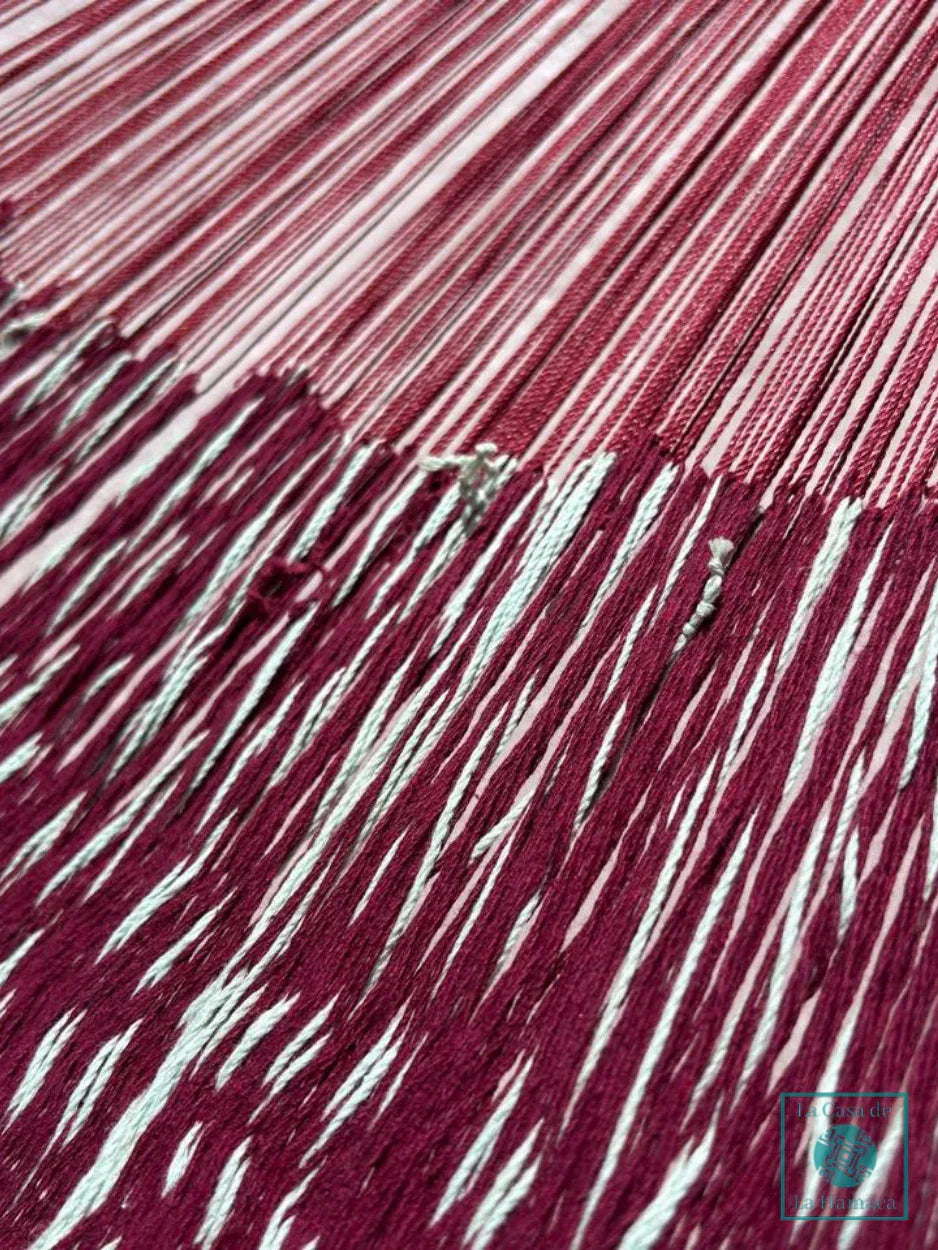 Unión entre cuerpo y brazo de hamaca Yucateca artesanal de algodón suave modelo Rojo Vino y Turquesa