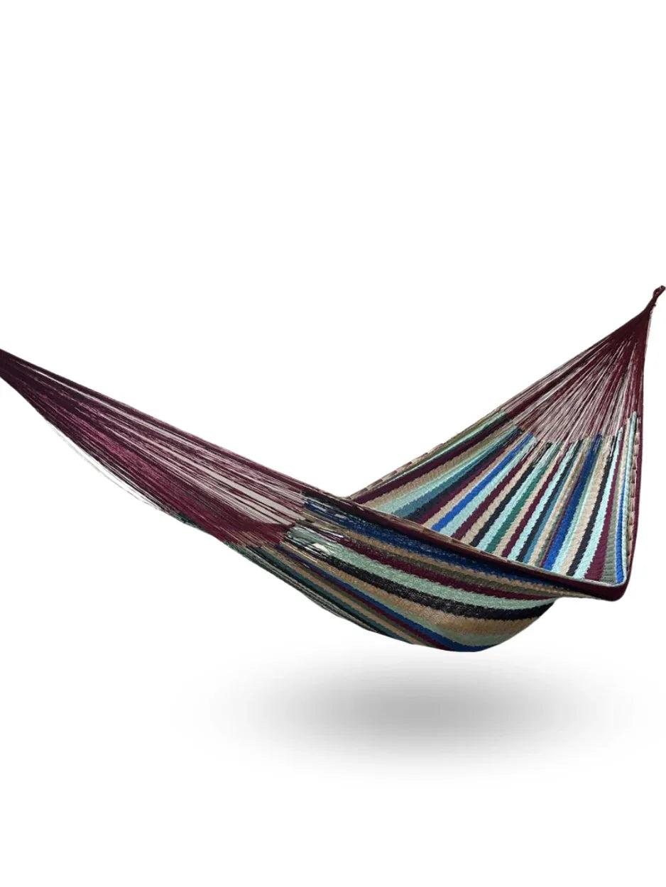 Hamaca Yucateca artesanal de algodón suave modelo Colorida Roja colgada y abierta