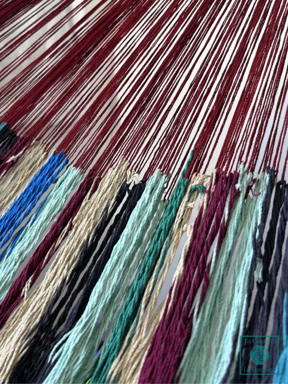 Unión entre cuerpo y brazo de hamaca Yucateca artesanal de algodón suave modelo Colorida Roja
