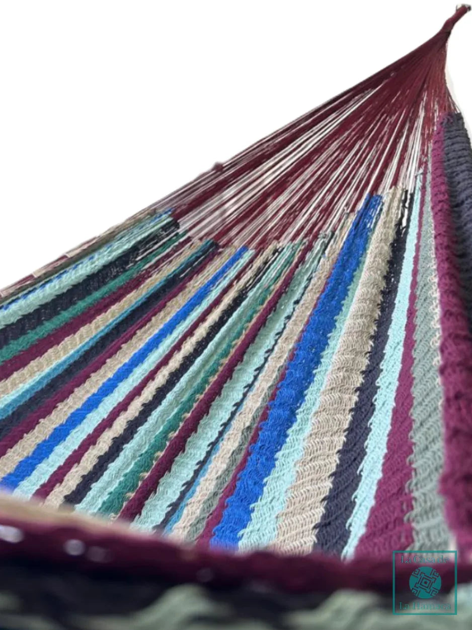Interior de hamaca Yucateca artesanal de algodón suave modelo Colorida Roja mostrando el tejido y el brazo