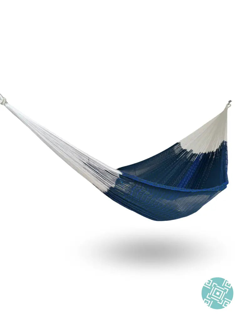 Hamaca Yucateca artesanal de algodón suave modelo Azul colgada y abierta