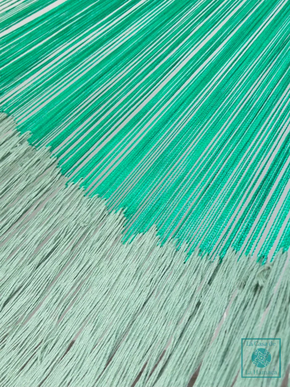 Unión entre cuerpo y brazo de hamaca Yucateca artesanal de algodón suave color turquesa