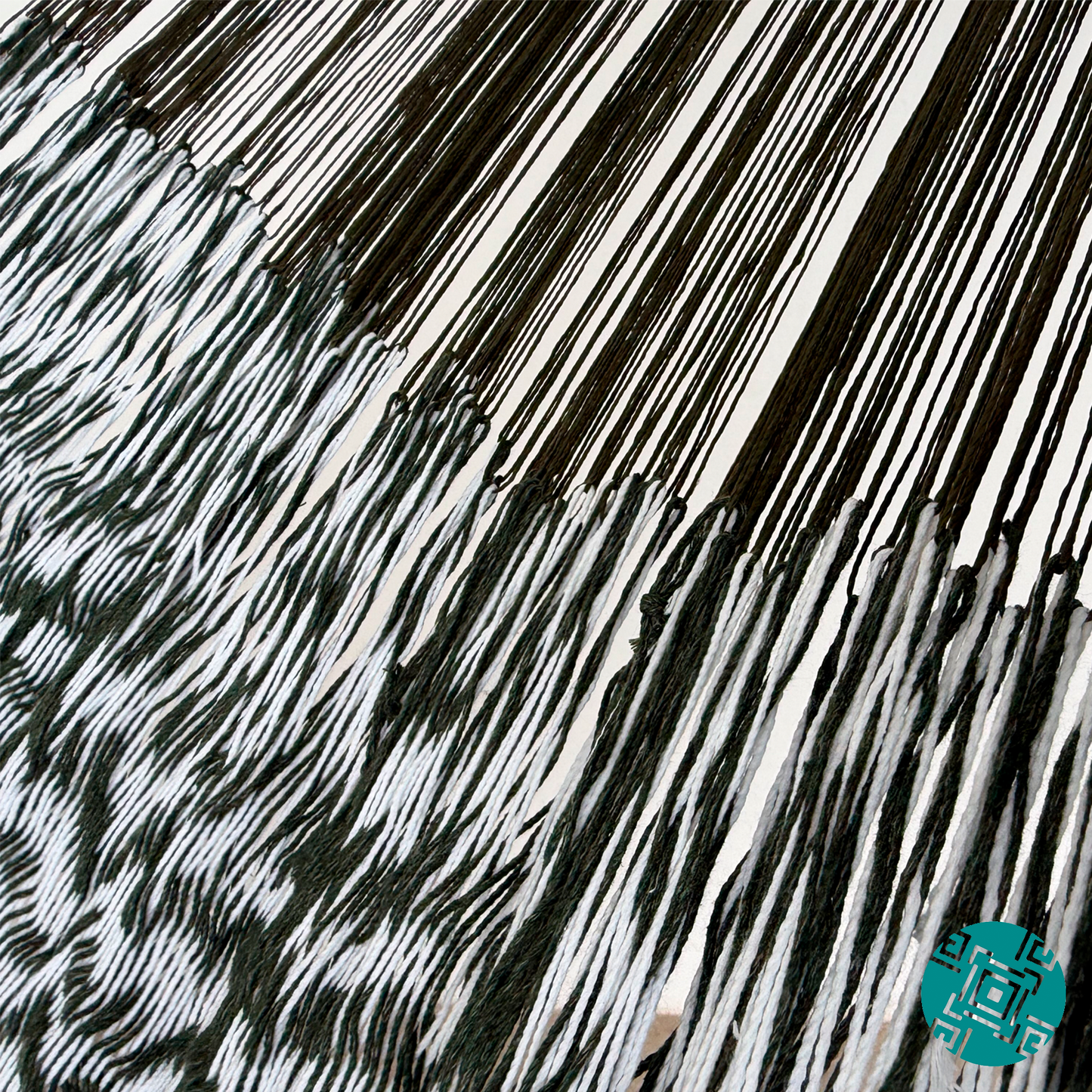 Unión entre cuerpo y brazo de hamaca Yucateca artesanal de algodón suave color verde y blanco