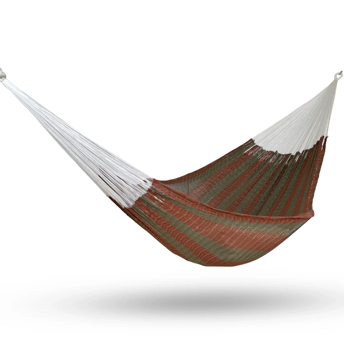 Hamaca Yucateca artesanal de algodón suave color verde y rojo colgada y abierta