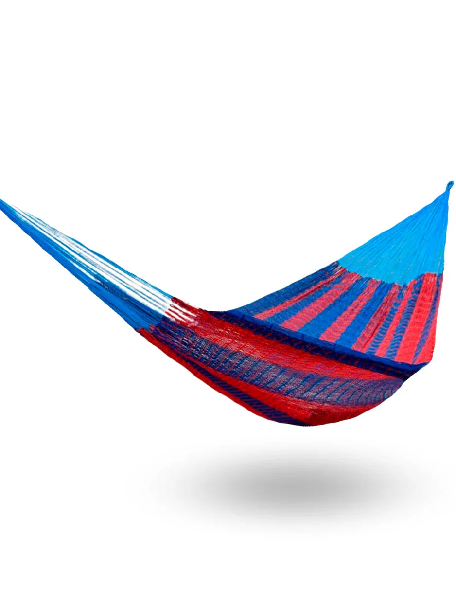 Hamaca artesanal de nylon hilo 18 azul y rojo colgada y abierta, mostrando su diseño y colores