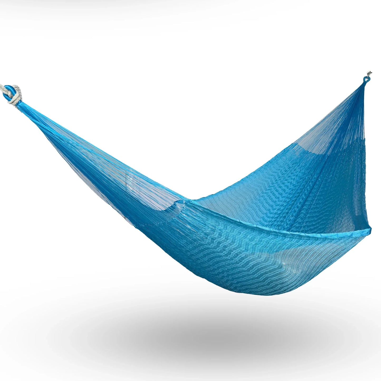 Hamaca artesanal Yucateca de nylon color azul claro colgada y abierta