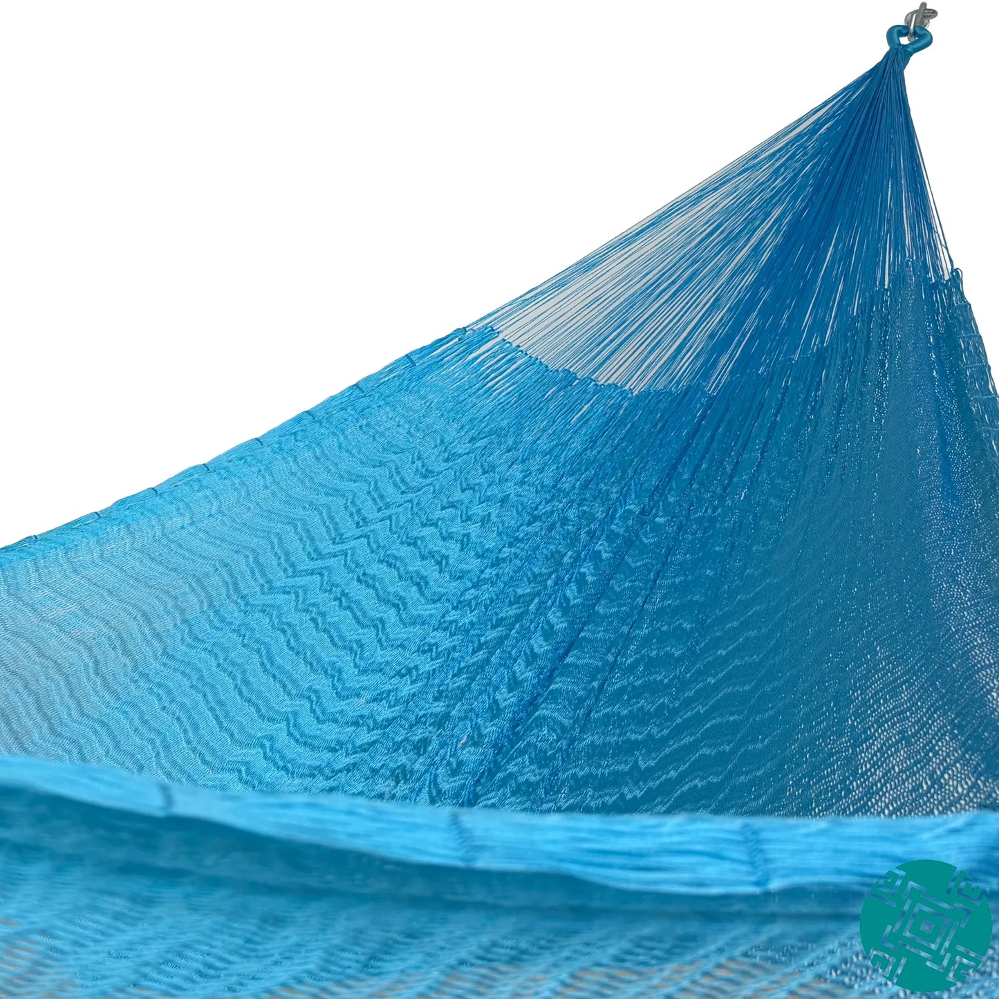 Interior de hamaca artesanal Yucateca de nylon azul claro mostrando el tejido y el brazo