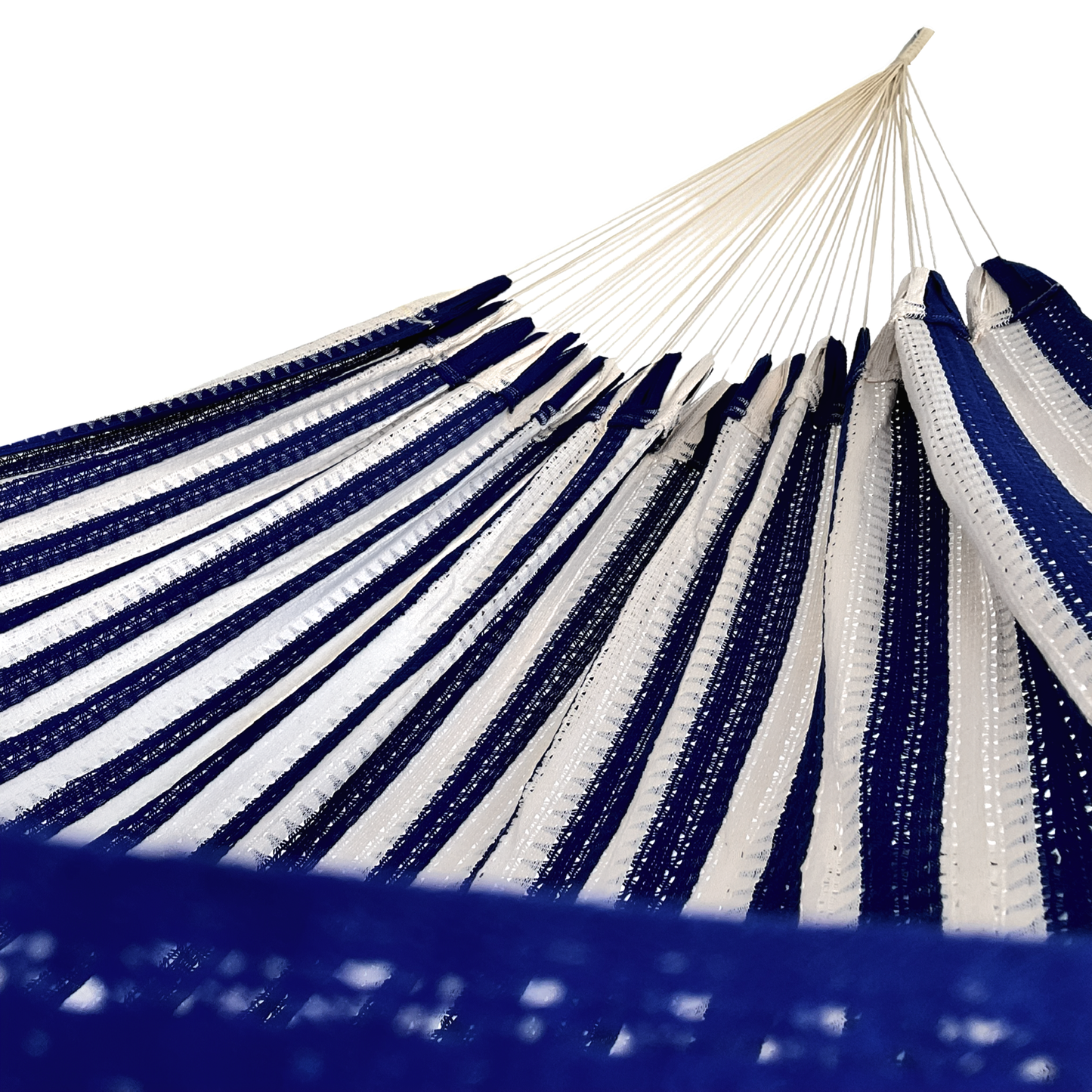 Interior de hamaca azul y beige grande de algodón, mostrando tejido y brazo
