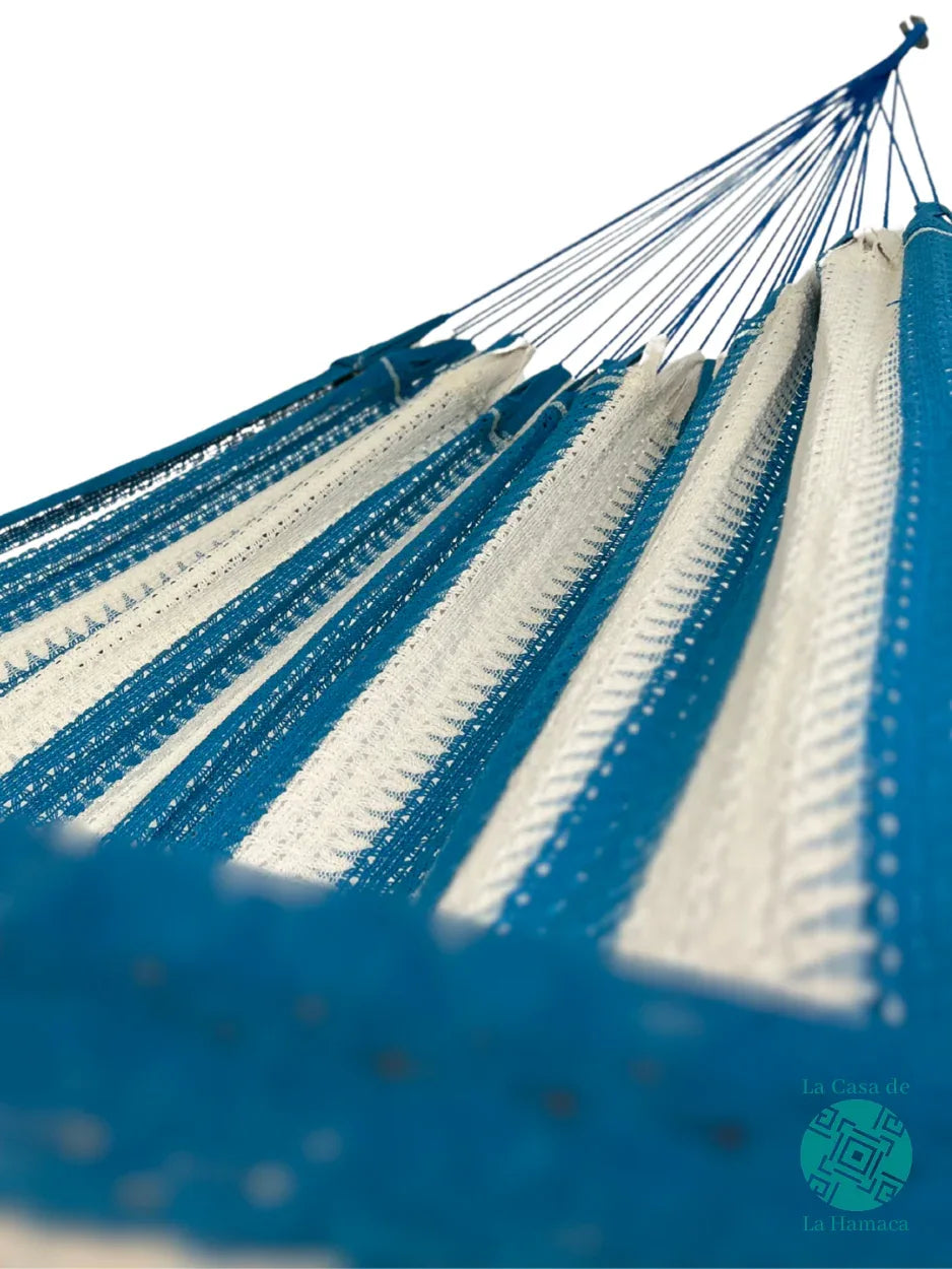 Interior de hamaca mexicana azul turquesa de algodón, mostrando tejido y brazo