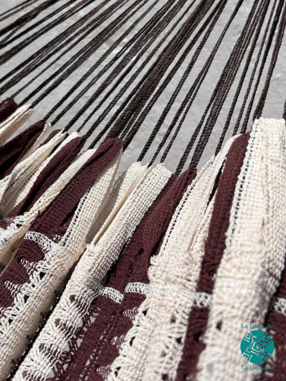 Detalle de la unión entre el cuerpo y el brazo de hamaca mexicana grande rojo vino de algodón
