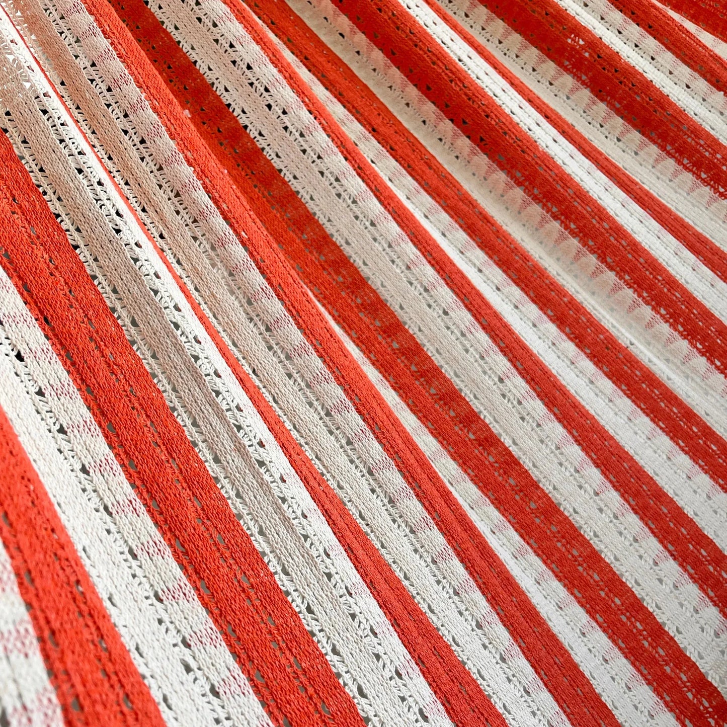 Detalle del tejido de hamaca naranja grande de algodón