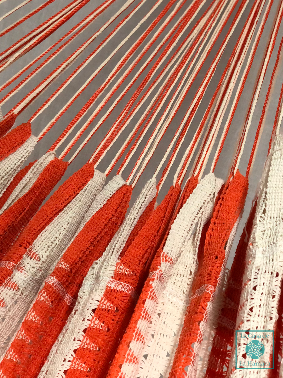 Detalle de la unión entre el brazo y el cuerpo de hamaca naranja grande de algodón