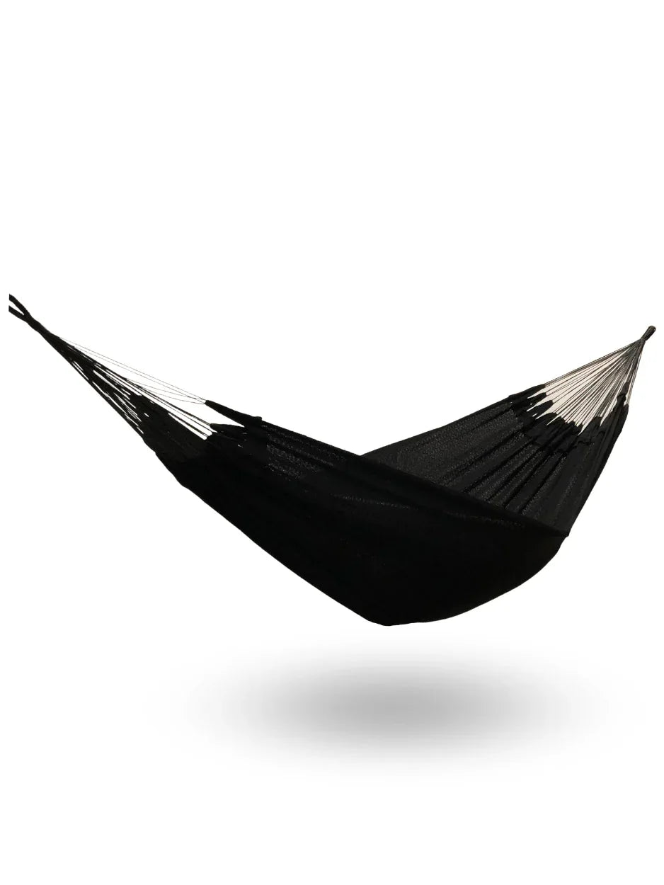 Hamaca negra grande de algodón sobre fondo blanco
