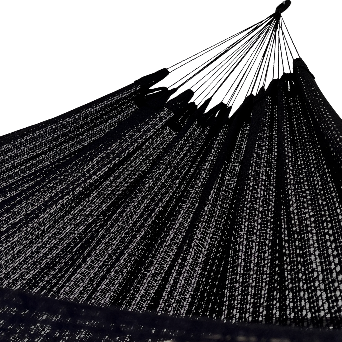 Interior de hamaca negra de algodón colgada, mostrando tejido y brazo