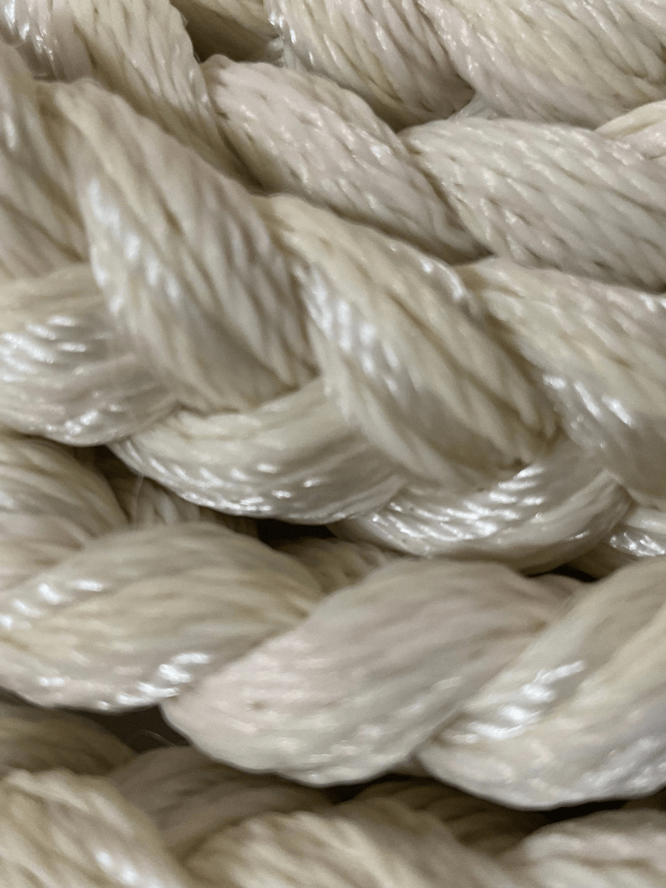 Detalle del trenzado y material de las cuerdas yucatecas artesanales color beige para hamaca