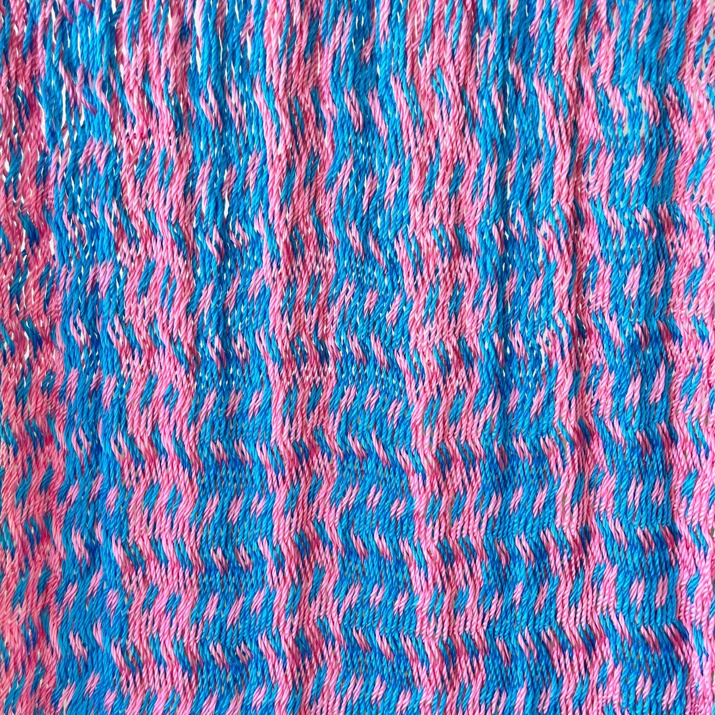 Detalle del tejido de nylon de silla mecedora artesanal plegable de Yucatán azul y rosa
