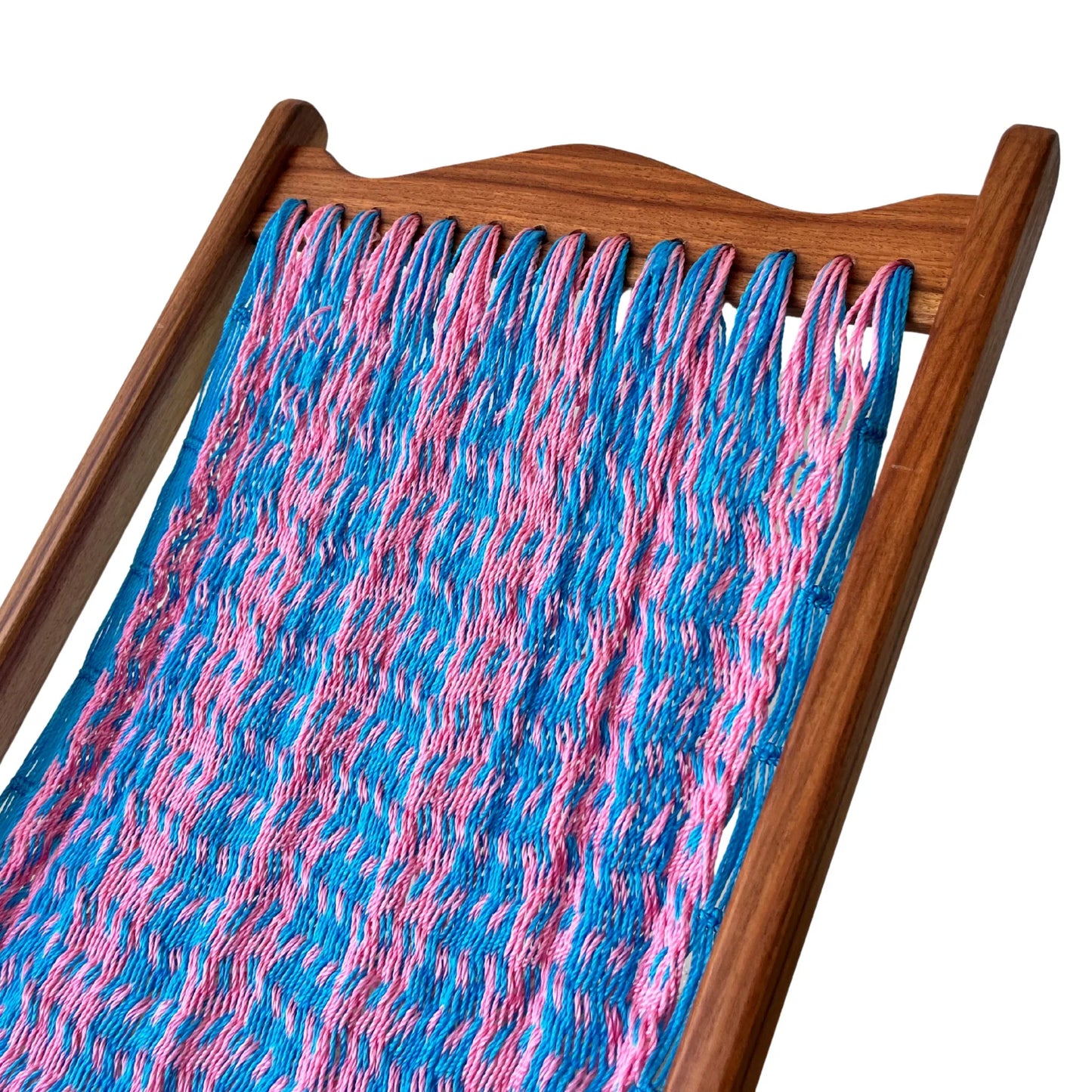Detalle superior de silla mecedora artesanal plegable de Yucatán azul y rosa mostrando tejido y estructura de madera