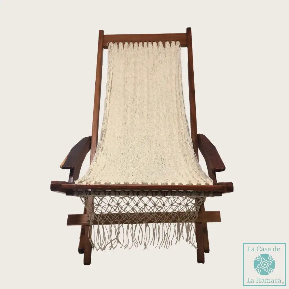 Silla mecedora artesanal plegable de Yucatán color beige abierta, vista frontal completa