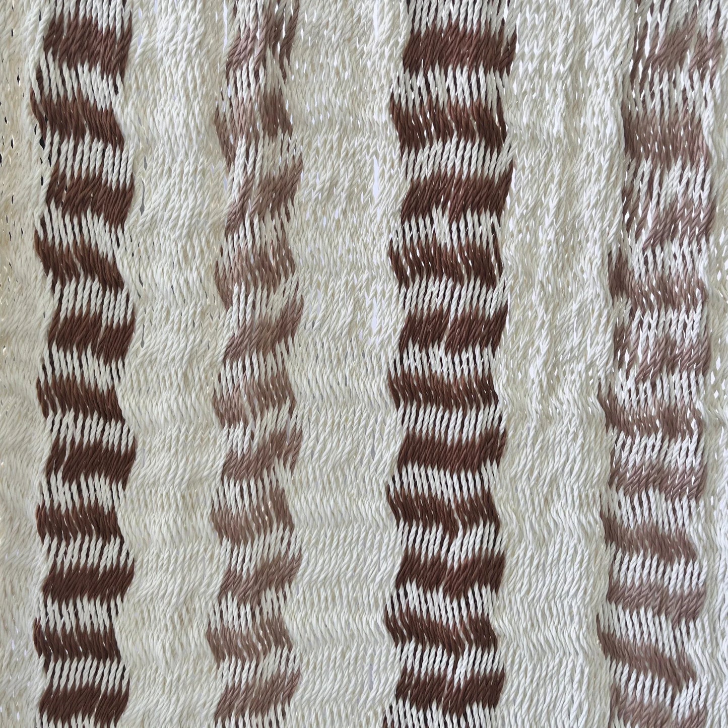 Detalle del tejido de nylon de silla mecedora artesanal plegable de Yucatán color beige y café