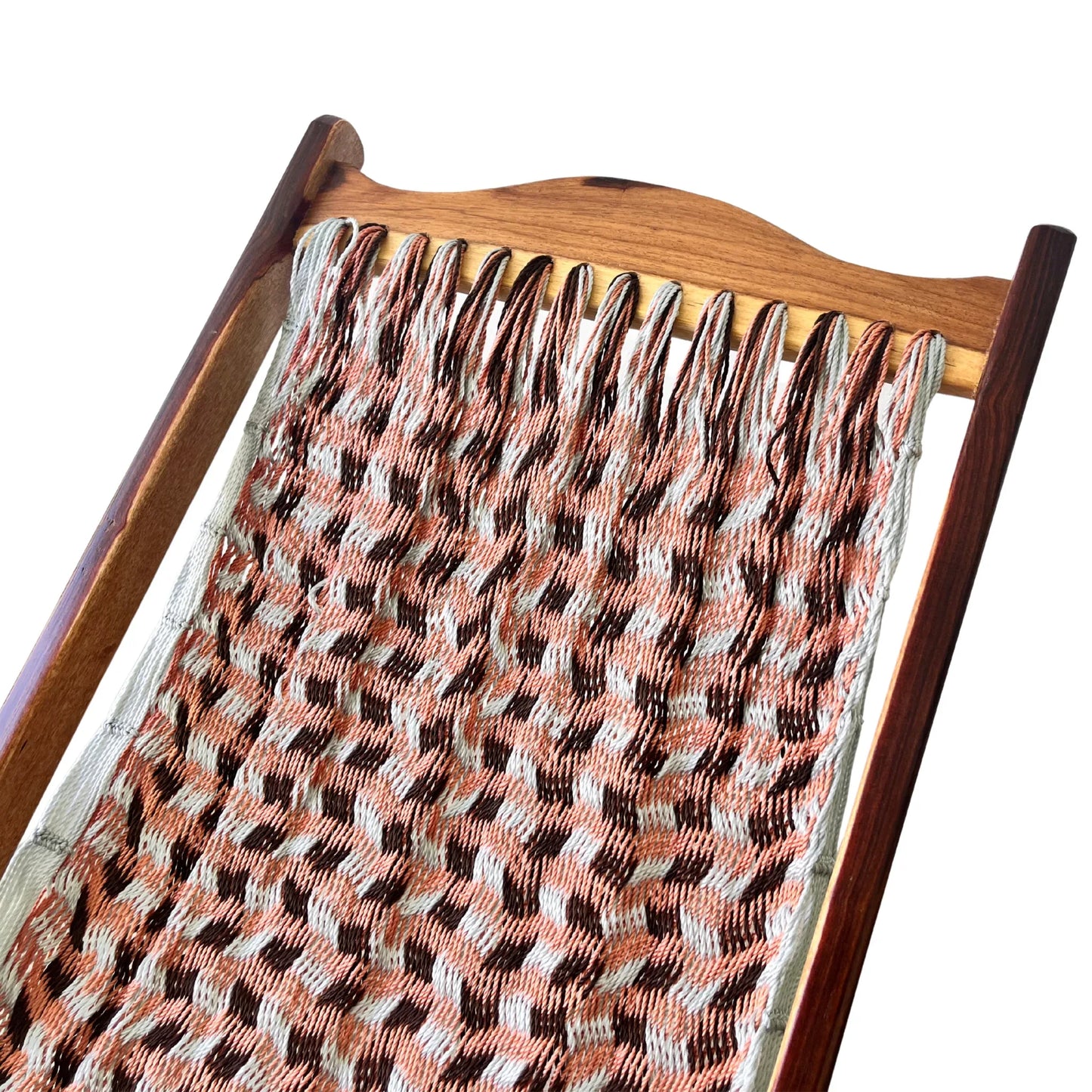 Detalle superior de silla mecedora artesanal plegable de Yucatán tricolor gris, rosa y café mostrando tejido y estructura de madera