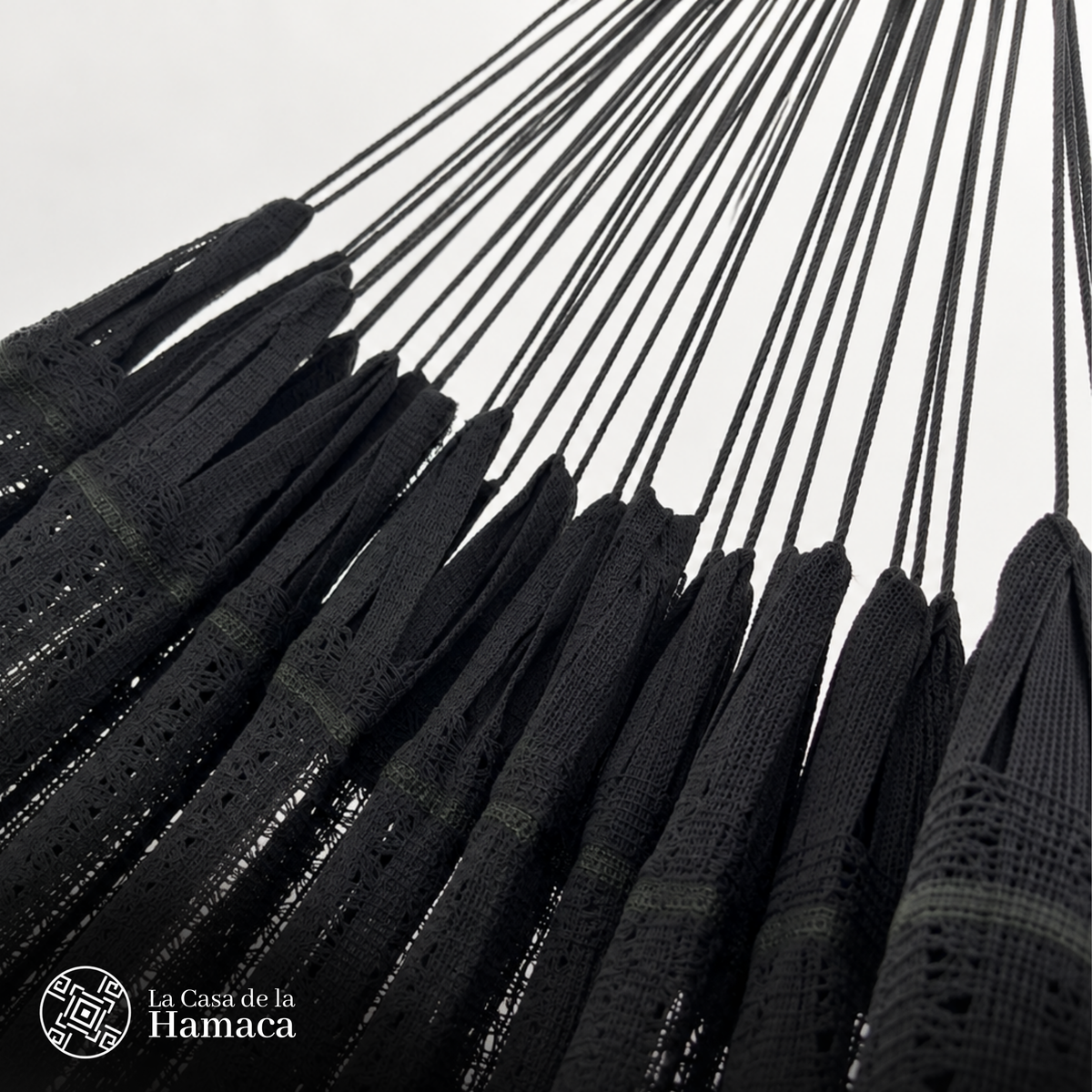 Detalle de unión entre cuerpo tejido y brazo de hamaca Mexicana de algodón King Size negro