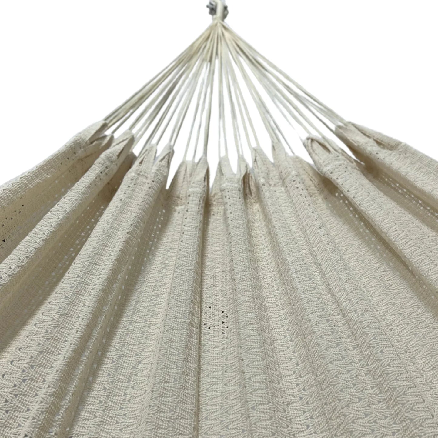 Vista interior de hamaca mexicana de algodón beige con tejido y brazo