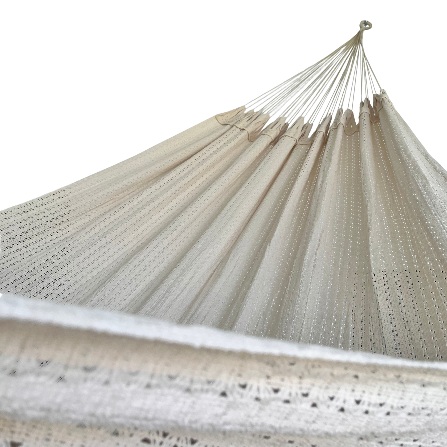 Vista interior de hamaca mexicana king size de algodón beige mostrando el tejido y brazo