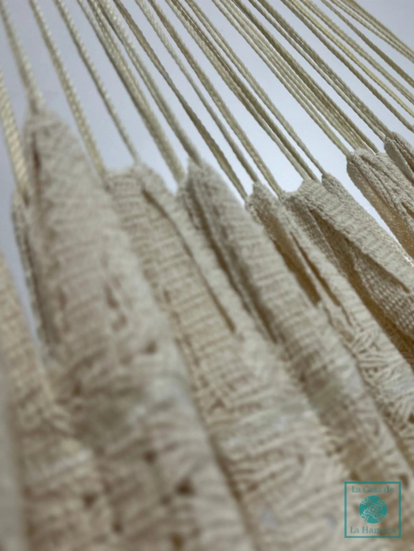 Detalle del tejido y brazos de hamaca mexicana de algodón beige