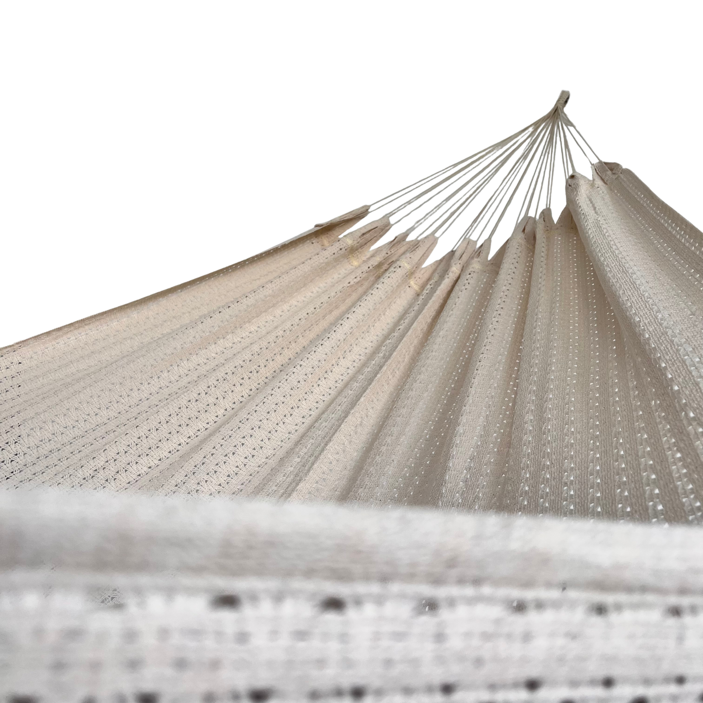 Vista interior de hamaca mexicana de algodón beige con tejido y brazo