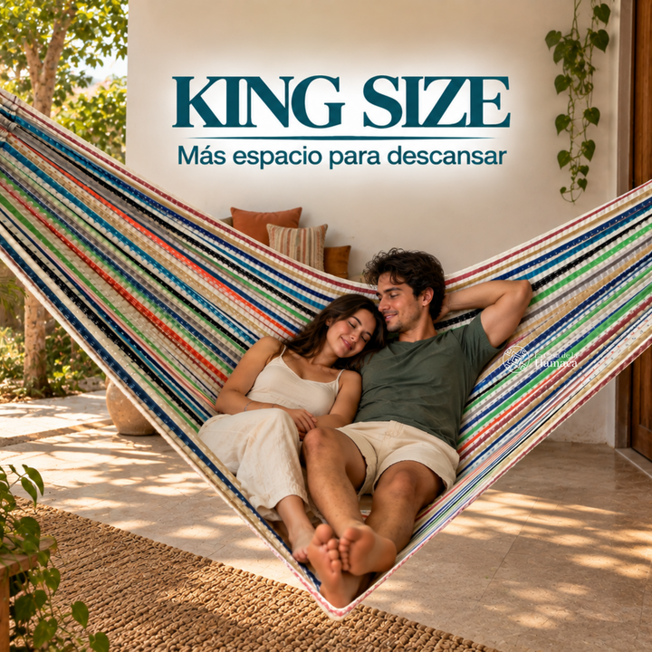Personas descansando en hamaca Mexicana de algodón King Size arcoíris mostrando su amplitud