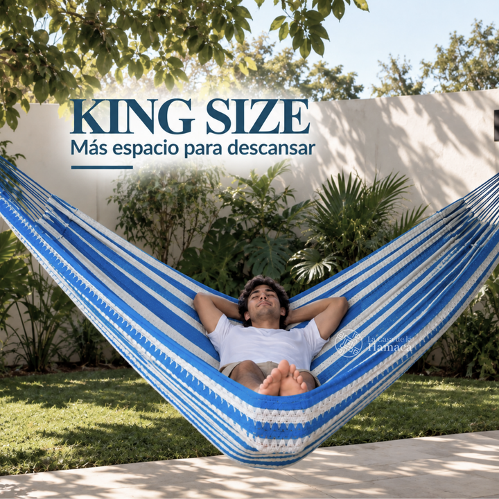 Persona descansando en hamaca Mexicana de algodón King Size azul mostrando su amplitud