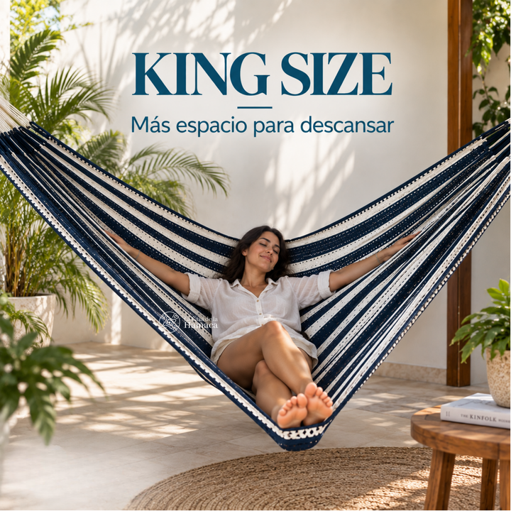 Persona descansando en hamaca Mexicana de algodón King Size azul marino mostrando su amplitud