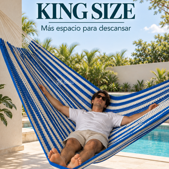 Persona descansando en hamaca Mexicana de algodón King Size azul rey mostrando su amplitud