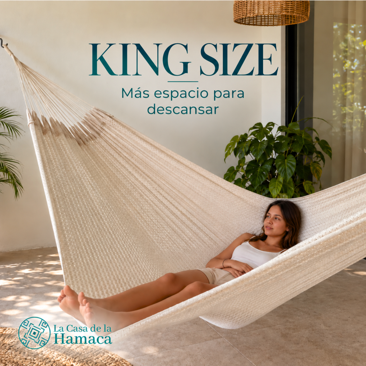 Persona descansando en hamaca Mexicana de algodón King Size beige mostrando su amplitud