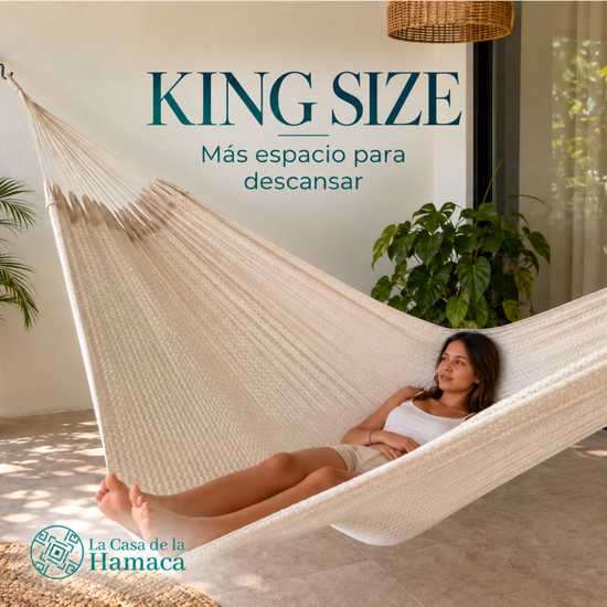 Persona descansando en hamaca Mexicana de algodón King Size beige mostrando su amplitud