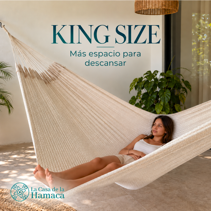 Persona descansando en hamaca Mexicana de algodón King Size beige mostrando su amplitud