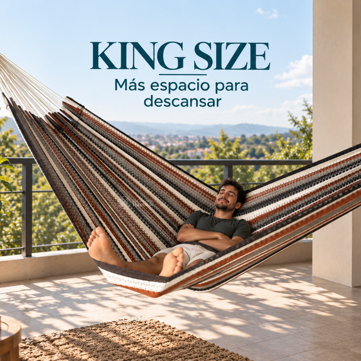 Persona descansando en hamaca Mexicana de algodón King Size mocaccino gris mostrando su amplitud