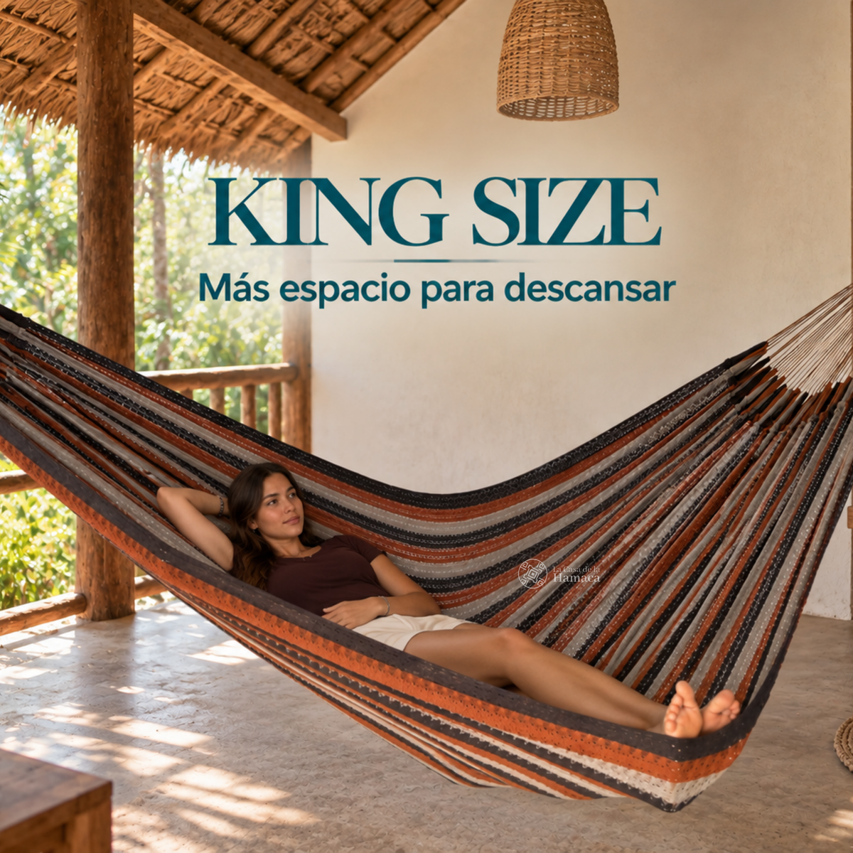 Persona descansando en hamaca Mexicana de algodón King Size mocaccino oscuro mostrando su amplitud