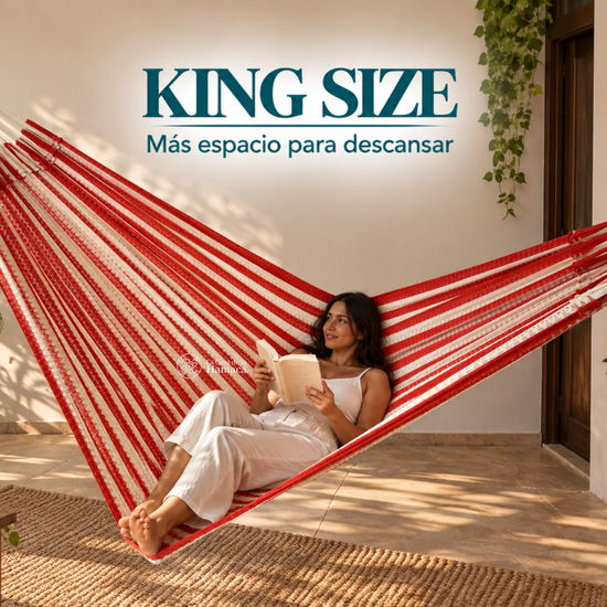 Persona descansando en hamaca Mexicana de algodón King Size naranja mostrando su amplitud