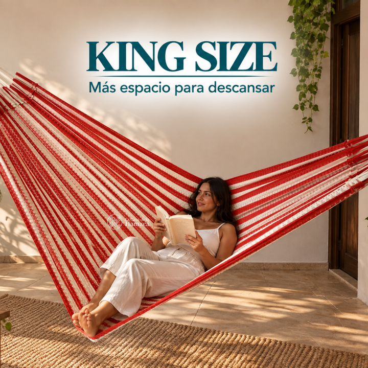 Persona descansando en hamaca Mexicana de algodón King Size naranja mostrando su amplitud