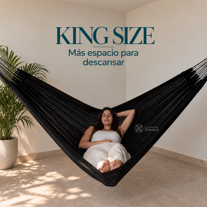 Persona descansando en hamaca Mexicana de algodón King Size negro mostrando su amplitud