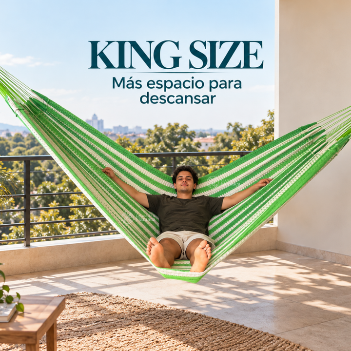 Persona descansando en hamaca Mexicana de algodón King Size verde claro mostrando su amplitud